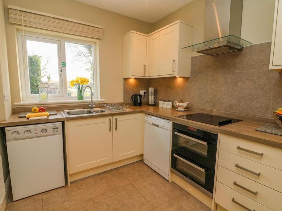 Two Acres- Spacious, Delightful, Pet Free Bungalow Levens Exterior photo